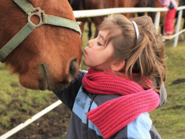 Tourisme Montérégie | Enfant embrassant un cheval