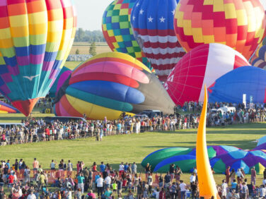 Tourisme Montérégie | Montgolfières en train d'être gonflées sur le site de l'International de Montgolfières de Saint-Jean-sur-Richelieu