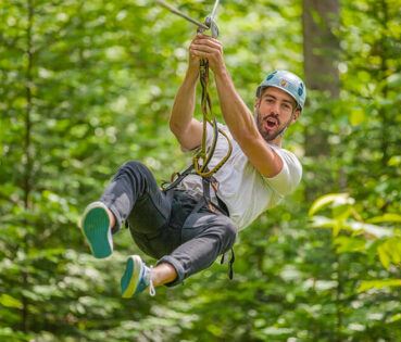 Tourisme Montérégie | Homme s'amusant à faire de la tyrolienne