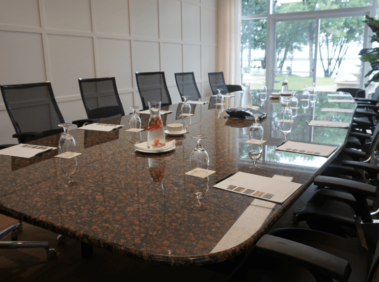 Tourisme Montérégie | Table de réunion et chaises vides