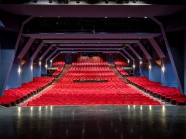 Tourisme Montérégie | Salle de spectacle vide avec sièges rouges