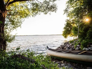 Tourisme Montérégie | Vue sur la rivière en forêt avec canot accosté