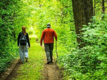 Tourisme Montérégie | Homme et femme faisant de la randonnée pédestre en forêt
