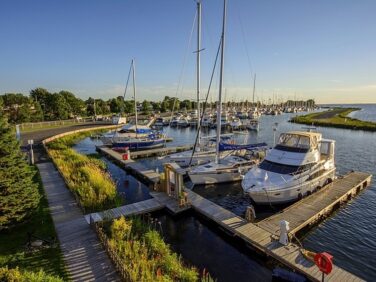 Tourisme Montérégie | Vue en plongée d'une marina et plusieurs bateaux